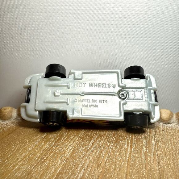 Hot Wheels Vintage Lot of 3 – Ford Oldie But Goodie, Bone Shaker Style, Corvette - Picture 11 of 11